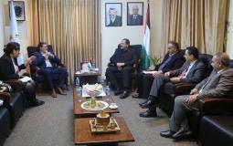 الوزير صبري صيدم خلال لقائه مع وفد الصليب الأحمر في فلسطين اليوم