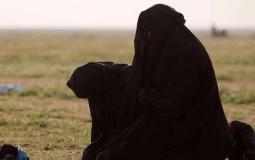 نساء يصلين بالقرب من قرية باغوز, محافظة دير الزور سوريا
