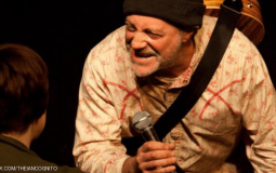 إيان كوغنيتو على أحد المسارح قبل وفاته