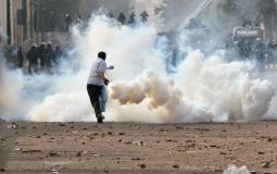 جنود الاحتلال يطلقون قنابل الغاز المسيل للدموع باتجاه الشبان الفلسطينيون 