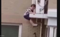 رجل ينقذ طفلا من الموت بعد سقوط من الطابق الخامس