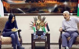 يحيى السنوار - مسؤول حركة حماس في غزة أثناء الحوار مع الصحفية الإيطالية فرانشيسكا بوري في غزة -ارشيف-