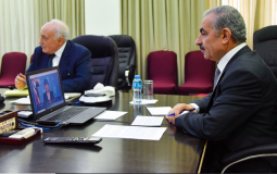 رئيس الوزراء محمد اشتية خلال اجتماع المانحين