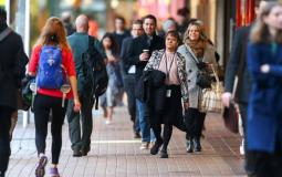 بالعناق والقبلات - شعب نيوزلندا يحتفل بعد رفع حظر كورونا