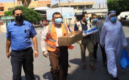 رئيس بلدية دير البلح يتجول على الفرق العاملة لمواجهة جائحة كورونا
