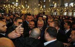 هنية يؤدي صلاة الجمعة بمسجد الفاتح في اسطنبول
