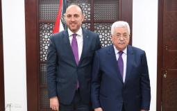 الرئيس محمود عباس أصدر توجيهاته بحضور السفير حسام زملط