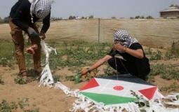 شابين يطلقان طائرات ورقية