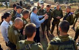 وزير الأمن الإسرائيلي أفيغدور ليبرمان يتوسط جنود جيشه