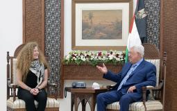 الرئيس محمود عباس خلال لقاء سابق مع عهد التميمي في رام الله