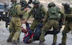 جنود الاحتلال الإسرائيلي يعتدون على شاب فلسطيني