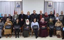 التربية تُسلم أجهزة حواسيب محمولة لمدارس في القدس