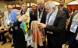  رئيس المكتب السياسي لحركة حماس إسماعيل هنية يلتقي  والدي الشهيدة المسعفة رزان النجار