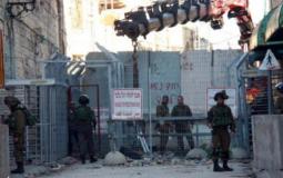 قوات الاحتلال تغلق مدخل شارع الشهداء الرئيسي وسط الخليل