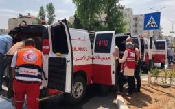 مسعفون ينقلون إصابات في حادث سير بالضفة الغربية