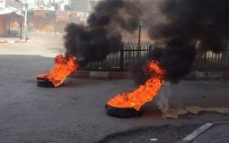 مواطنون يشعلون الاطارات في نابلس