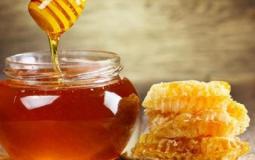 هذا ما يحدث لجسمك عند شرب العسل مع الماء بالليمون؟