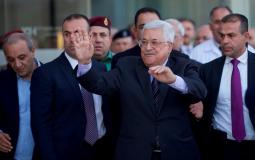 الرئيس الفلسطيني محمود عباس لحظة مغادرته المستشفى