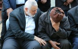 إسماعيل هنية رئيس المكتب السياسي لحركة حماس يواسي والد أحد شهداء مسيرة العودة