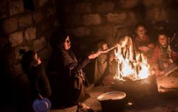 مواطنون يشعلون النار للتدفئة في غزة في ظل انقطاع الكهرباء -ارشيف-