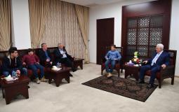 الرئيس محمود عباس، أثناء لقاء عائلة الأسيرة عهد التميمي