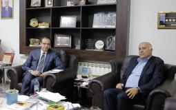 لقاء اللواء جبريل الرجوب والسفير المصري عصام عاشور