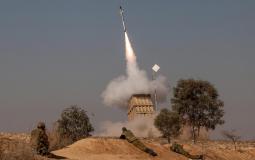 لحظة اطلاق صاروخ من القبة الحديدية الإسرائيلية لاعتراض آخر أطلق من غزة -ارشيف-