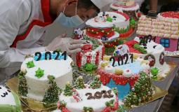 مواطن من غزة يصنع "جاتوهات" مزينة بشعارات عن كورونا