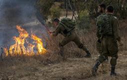 جنود جيش الاحتلال يحاولون إخماد حريقا في غلاف غزة -ارشيف-