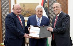 الرئيس عباس يتسلم الاستراتيجية الوطنية للشمول المالي في فلسطين
