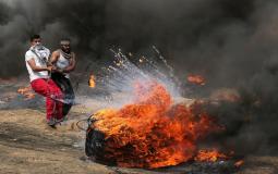 شُبان يشعلون الكوشوك في مسيرة العودة الكبرى شرق غزة -ارشيف-