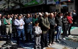 المئات يؤدون الجمعة وسط نابلس