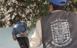 بلدية غزة تشرع بتقليم الأشجار الكبيرة في حدائق وشوارع المدينة