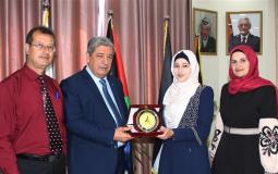 جامعة الأقصى تكرم الطالبة الفائزة بالجائزة الأولى في غزة اليوم