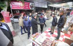 بلدية غزة تزيل التعديات على الأرصفة والطرقات في منطقة الرمال