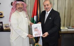 المطوع خلال  تسليم الكتاب