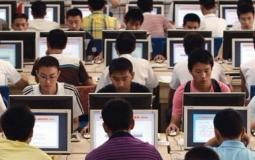 صينيون في مركز لخدمات الإنترنت (أرشيف)