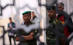 عناصر الأمن الفلسطيني امام بوابة معبر رفح