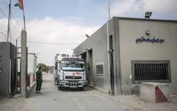 شاحنة تمر عبر بوابة معبر كرم أبو سالم جنوب شرق فطاع غزة