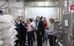 وزير الاقتصاد خالد العسيلي خلال زيارته لمصانع نابلس