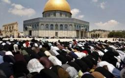عشرات الآلاف يصلون الفجر في رحاب المسجد الأقصى