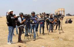 صحفيون فلسطينيون شرق غزة خلال تغطية مسيرات العودة الكبرى