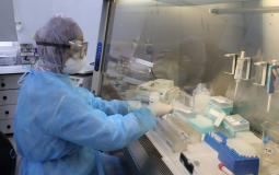 كيف تبدو حياة المسؤول المباشر عن فحص عينات الكورونا في غزة