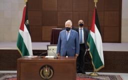 الرئيس عباس خلال ترأسه اجتماع اللجنة الوبائية أمس