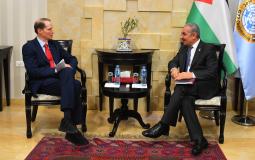 اشتية يستقبل السيناتور الامريكي رون وايدن