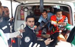 مسعفون ينقلون مصابا من الحدود الشرقية لقطاع غزة يوم الجمعة خلال مسيرة العودة الكبرى