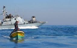 صياد على مركبه في عرض بحر غزة