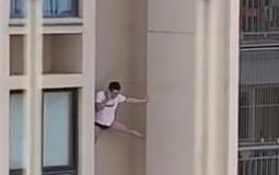  رجل صيني ينقذ نفسه بعد سقوطه من مبنى كبير