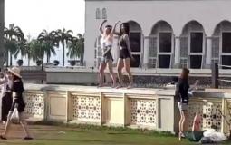 فتاتين ترقصان أمام مسجد في ماليزيا