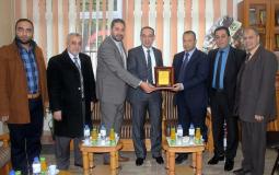 د.أبوعلي يكرم مدير فرع غزة في جامعة القدس المفتوحة